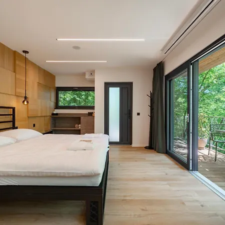 Glamprock Apartment